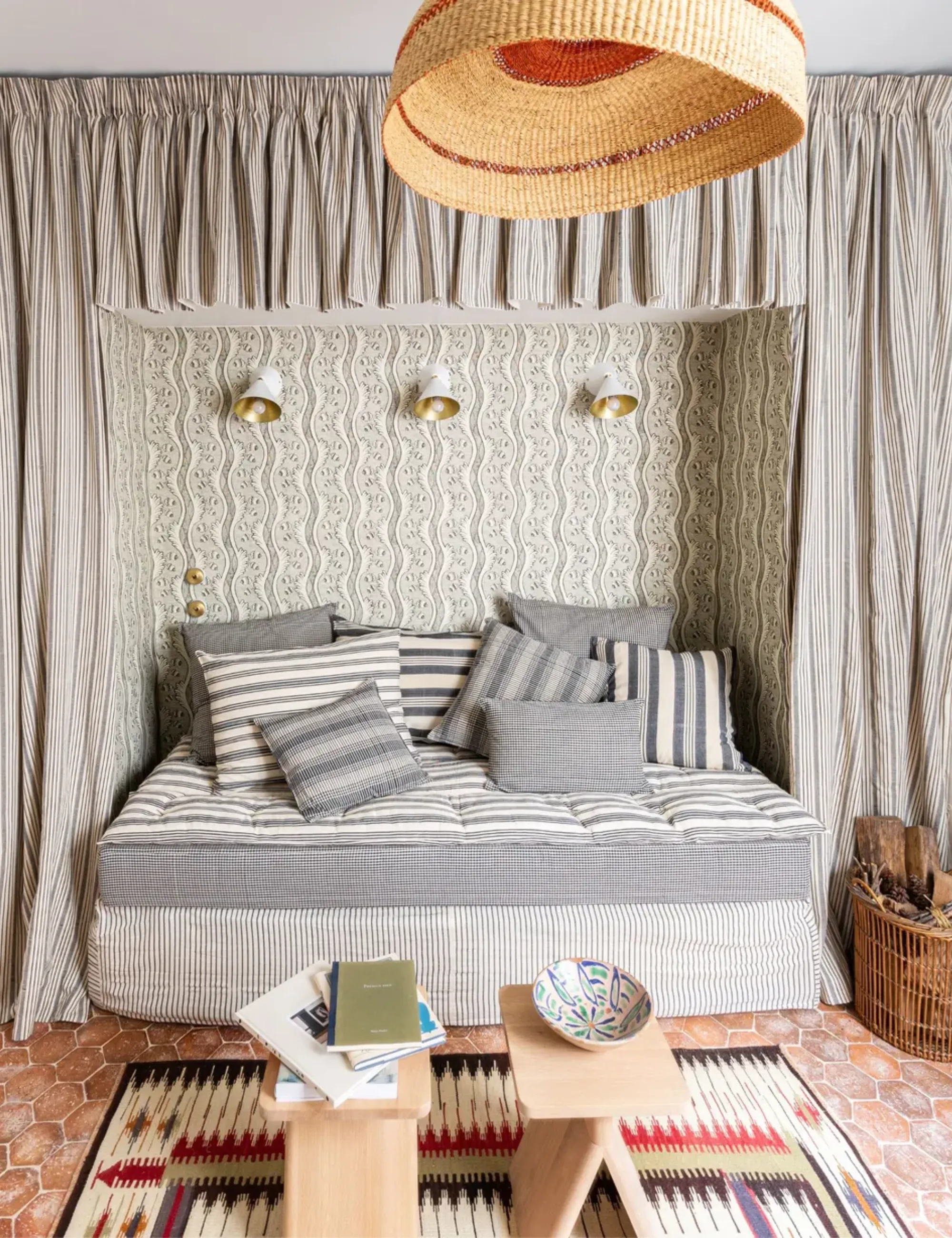 Obývací pokoj s rozkládací pohovkou a baldachýnem ze světlé terakotové podlahy s dlažbou a dřevěnými stoličkami' loading='lazy' title=