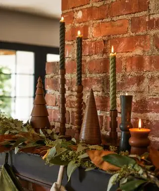 Rustikale Weihnachtsdekorationsideen, Baumschmuck aus Holz auf dem Kaminsims