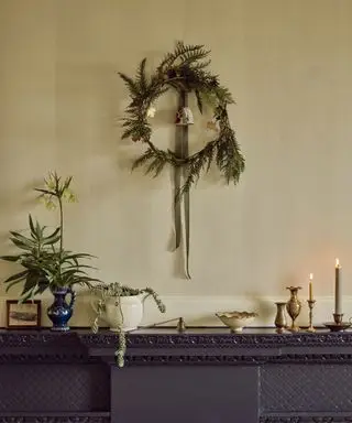 Kranz an der Wand über dem Kamin, verzierter Kaminsims