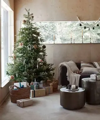 Rustikaler, natürlicher Weihnachtsbaum mit einfachen Dekorationen