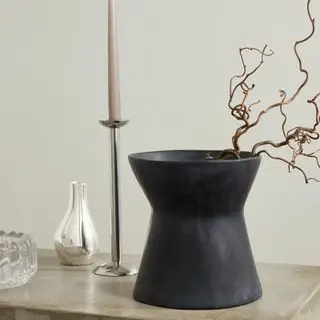 En svart skulpturell vase fra Dinosaur Designs