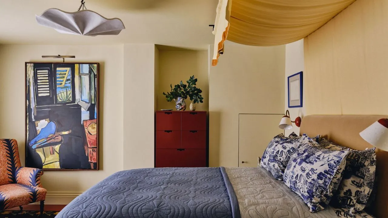 soveværelse malet i smørgul maling fra mylands x beata heuman samarbejde med en gul sengelinned baldakin og blåt toile sengetøj' loading='lazy' title=