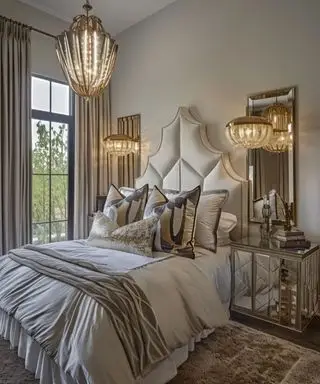 Quarto Art Déco com cabeceira estofada geométrica e mesas de cabeceira espelhadas