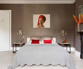 Quarto Art Déco com arandelas luxuosas e detalhes em vermelho