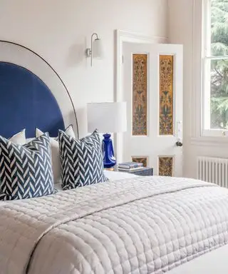Quarto Art Déco com cabeceira curva de veludo azul
