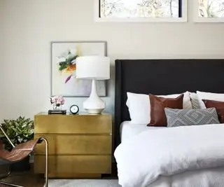 Quarto Art Déco com mesa de cabeceira dourada