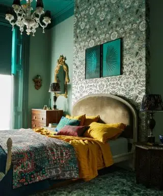 Quarto temperamental pintado em verde escuro com toques de amarelo e dourado