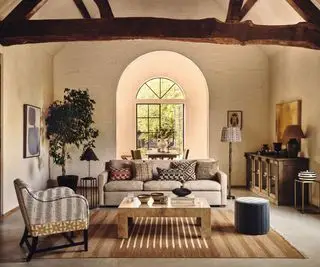 Diseño de salón mediterráneo moderno.