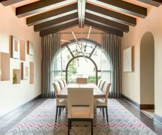 ¿Qué es el diseño de interiores mediterráneo moderno? Diseñadores sobre la estética europea elegante pero rústica que será enorme para 2024