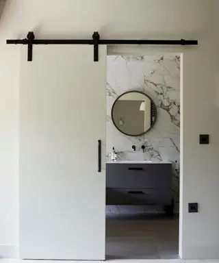 白い納屋のドアを開けると黒と白の化粧室が続きます