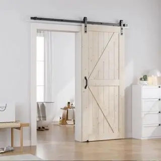 白い部屋の木製の納屋のドア