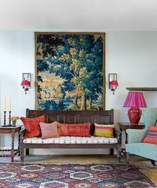 colorido salón con tapiz Verdure, kilim antiguo y banco de madera