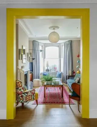 Cortinas de cuerpo entero en una sala de estar colorida