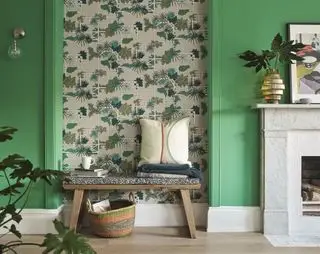 Pasillo con papel tapiz verde