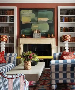 Ideas para repisas de otoño con papel tapiz de color naranja quemado, repisa de piedra, adornos de madera con manzanas y peras