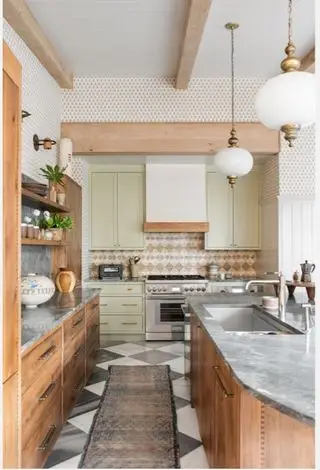 Cocina con campana extractora e iluminación sobre isla y centro de corredor de alfombras.