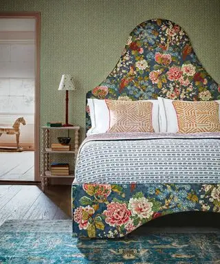 Dormitorio romántico con cabecero y estructura de cama florales.