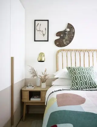 Dormitorio en neutros y rosa.