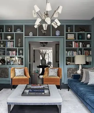 Ideas de estanterías para salones con estanterías pintadas