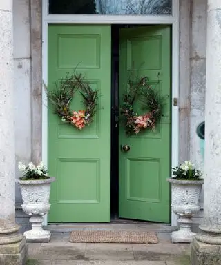 porche de primavera con corona de pascua
