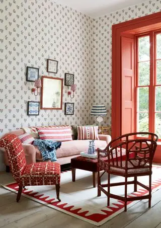 Salón con rojo y azul.