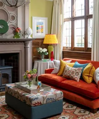 Stue med fargerik sofa og lyse detaljer