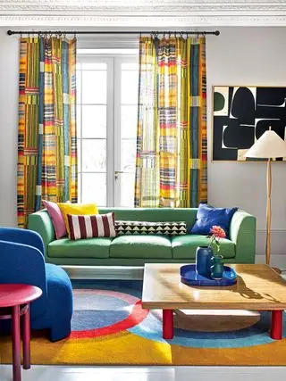 Fargerik stue med grønn sofa og gardiner i Pierre Frey