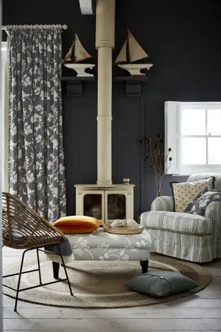 Sort stue med gardiner av Vanessa Arbuthnott