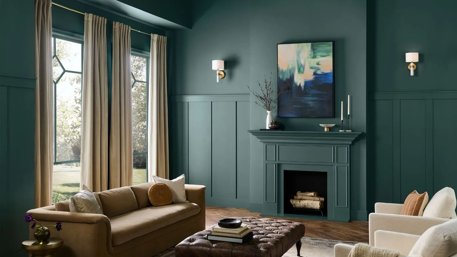 Salon peint en vert profond avec cheminée grandes fenêtres canapé beige pouf en cuir et fauteuils crème' loading='lazy' title=