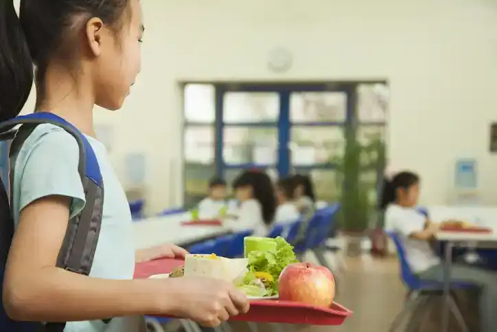עלינו להפסיק את השימוש לרעה במזון ארוז לילדים אסייתים