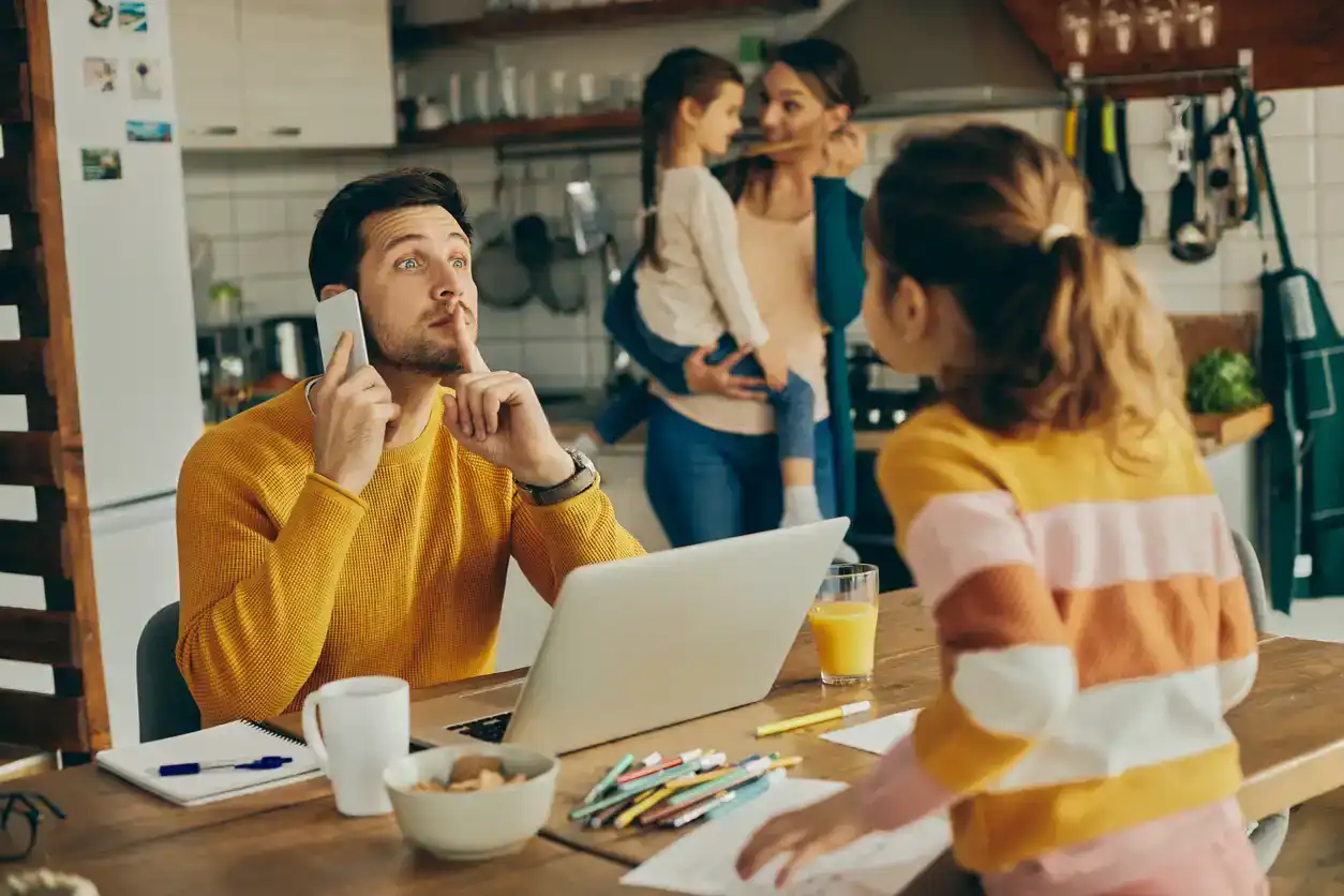 מה לעשות אם הילד האוטיסט שלך מדבר בחזרה ומפריע לך?