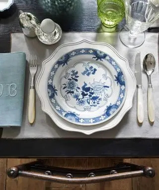 Coisas que você nunca deve comprar novos TABLEWARE