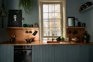 Lite kjøkken malt blått