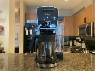 Zbliżenie na kapsułkę z kawą w ekspresie do kawy Ninja DualBrew Pro