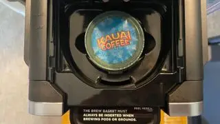 Ujęcie przedstawiające ekspres do kawy Ninja DualBrew Pro przygotowujący kawę