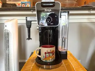 Przykład czterech rodzajów kawy, które możesz przygotować w Ninja DualBrew Pro, z DualBreew Pro w tle