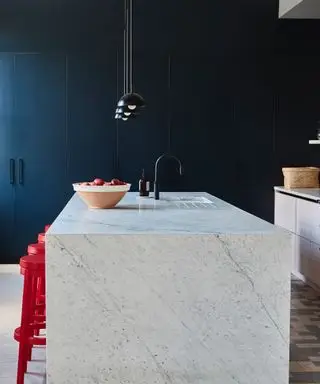 você pode colocar uma ilha em uma cozinha de cozinha, ilha de mármore, estilo cozinha, armários marinho do chão ao teto, bancos vermelhos