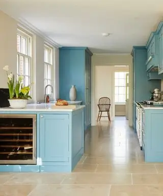 Você pode colocar uma ilha em uma cozinha? Especialistas em design de interiores compartilham seus conselhos