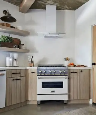 Cocina de Julia Dempster Pallisades con gabinetes de madera y paredes de yeso fotografía Jenna Peffley