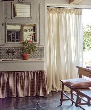 Cocina rústica con fregadero vintage, cortina de fregadero de tela y cortinas francesas de lino color crema