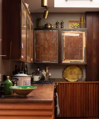 Cocina de Retrouvius hecha con una selección de madera recuperada con protectores de latón
