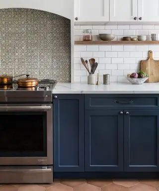 Cocina con azulejos rústicos de Shannon Tate Interiors, foto Joyelle West