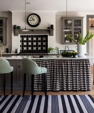 Obrázky kuchyne zobrazujúce monochromatickú kuchyňu s ginghamovými závesmi pod skriňou a gingham barovými stoličkami.