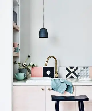 Detailný obrázok kuchyne znázorňujúci námornícku, ružovo-bielu kachličkovú backsplash v neutrálnej schéme.