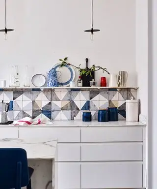 Obrázky kuchýň s geometrickým vzorom backsplash, svetlé skrinky a otvorené police.