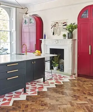 Cucina colorata con mobili rosa, pavimento in parquet e piastrelle rosa