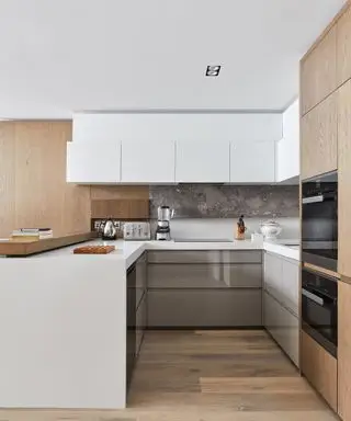 רעיונות למטבח בצורת U בסכימה קטנה מעץ ולבן עם פרזול לבן ואפור מבריק.