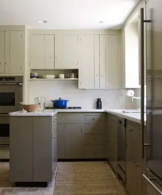 רעיונות למטבח אפור קטן בצורת U עם שטיח יוטה ותאורה שקועה.