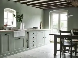 sommerhuskøkken i olivengrøn