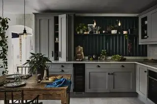 gråt shaker køkken med træpanel splashback